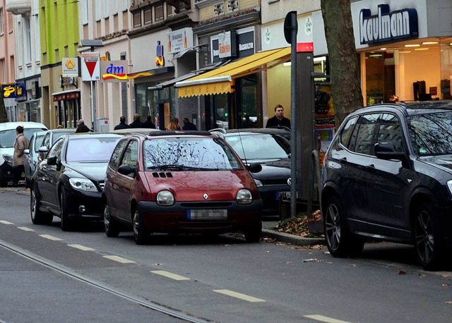 Parken in der zweiten Reihe ist generell verboten.   | Foto: dpa