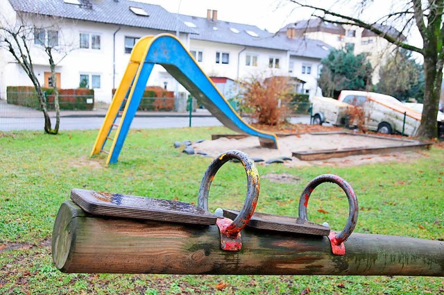 Eine Wippe, eine in die Jahre gekommen...zeigt den Platz in der Scheffelstrae.  | Foto: Robert Bergmann