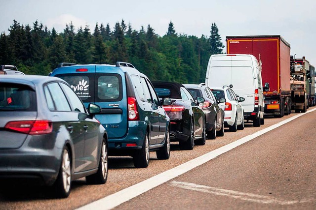 Bei einem berholmanver wre es fast zu einem Unfall gekommen.  | Foto: dpa