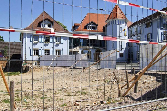Was ist drunter? Die Baustelle vor dem Bad Krozinger Rathaus.  | Foto: Susanne Mller