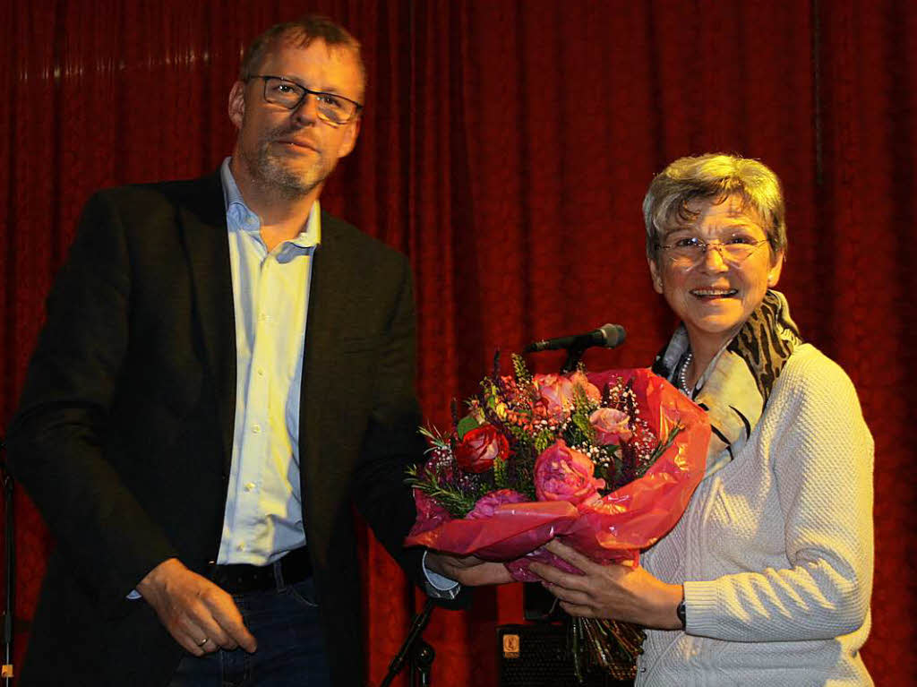Brgermeister Harald Lotis bedankte sich bei Angela Krams mit einem Blumenstrau.
