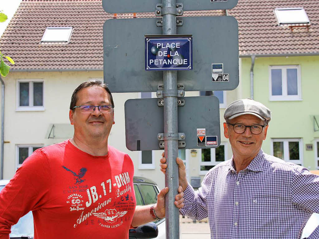 Vincent Roncire (links) und sein Boulepartner mit neu angebrachten Schild