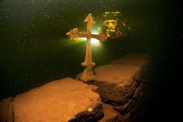 Ein Kreuz, das Taucher hinuntertrugen.  | Foto: holger hambrecht