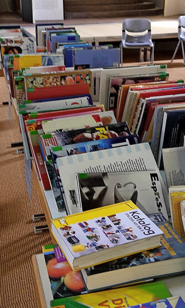 Nur noch einige Restposten liegen nach...cherflohmarkt in der Stadtbibliothek.   | Foto: Weniger