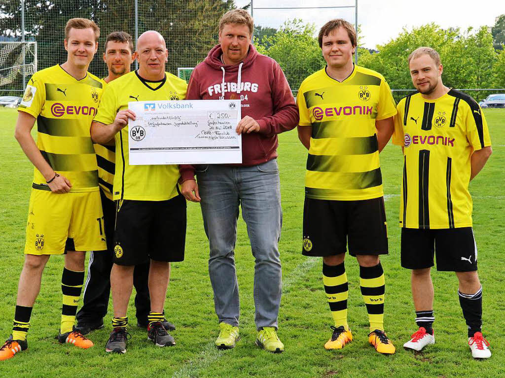 Die „BVB Tannenzpfle Borussen 09“ berreichten einen Spendenscheck ber 250 Euro fr die Jugendabteilung.