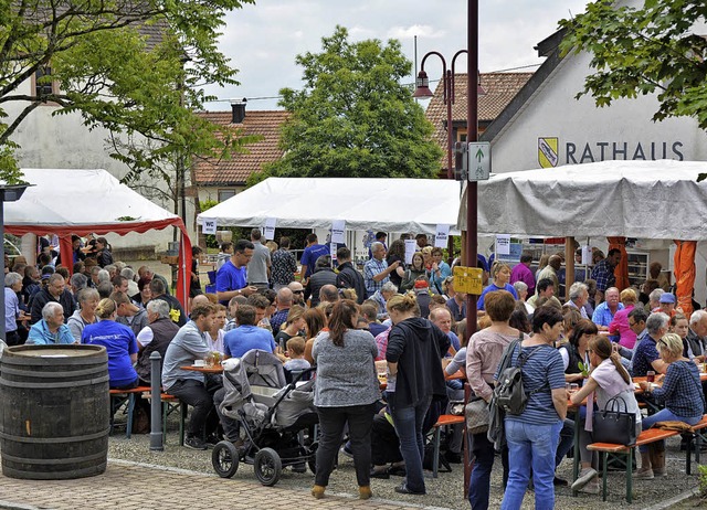 Der Festplatz am Rathaus Fischingen lo...en zahlreiche Gste aus Nah und Fern.   | Foto: Joachim Pinkawa