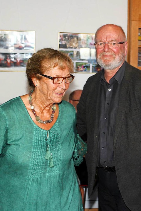 Annemarie Weber mit Tonio Paßlik,  Kulturamtsleiter der Stadt Weil am Rhein.  | Foto: Heiner Fabry