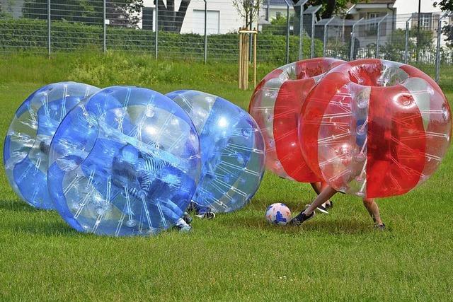 Fußball in bunten Plastikblasen