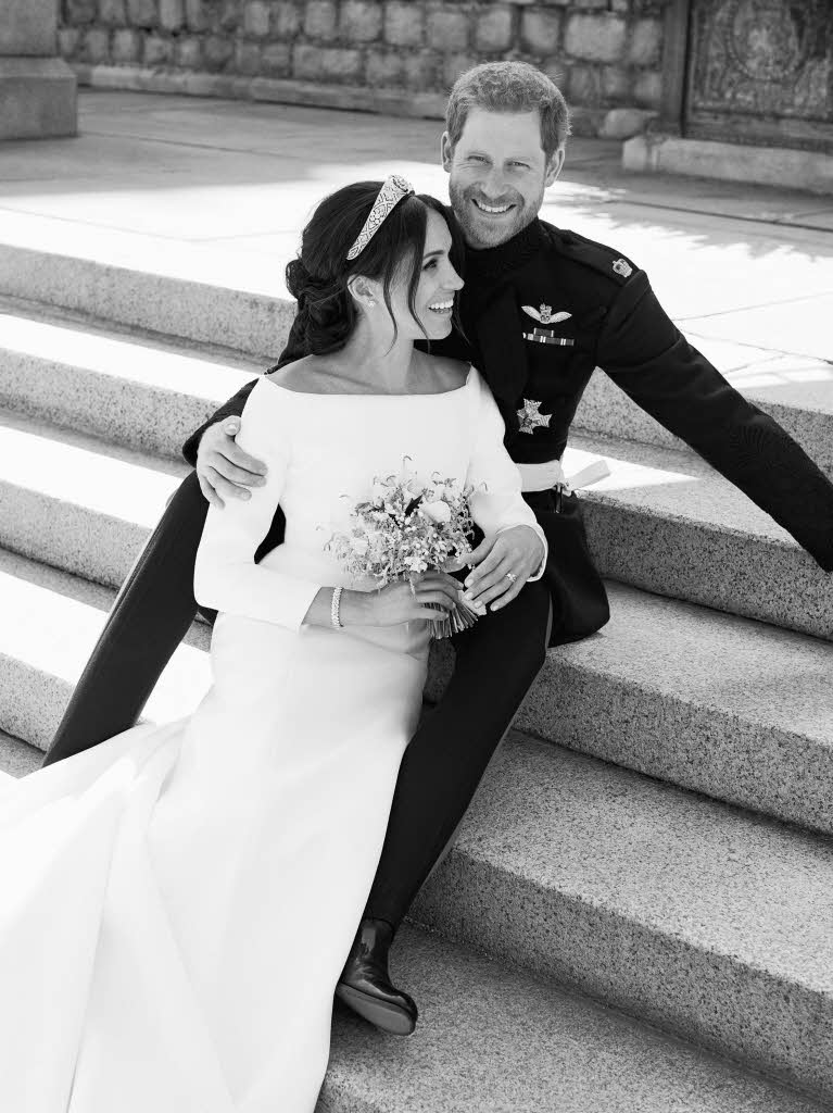 Zwei Tage nach der Hochzeit prsentierte Buckingham Palace die offiziellen Hochzeitsfotos des Paars: ein romantisches Portrt...