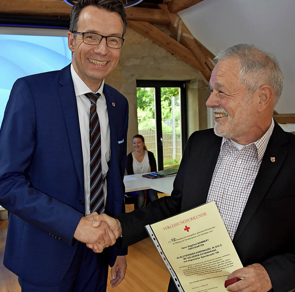 Siegfried Bammert bringt es auf 100 Blutspenden Kirchzarten