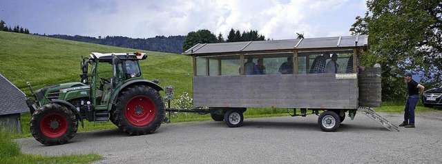 Wer nicht laufen kann, kann fahren: Traktor-Shuttle zum Danielehof  | Foto: Tanja Bury