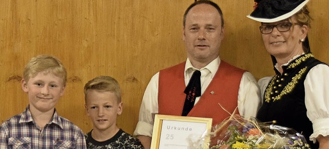Florian Dilger und Finn Kaiser (von li... fr 25 Jahre als Blasmusiker geehrt.   | Foto: Evamarie Kurfess
