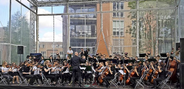 Auf dieser Bhne am Theater in Sneek p...r unter anderem ihr Festivalprogramm.   | Foto: Werner Hilpert