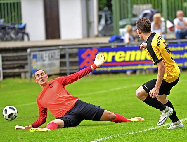 Nikolas Kopp vom  SC Wyhl berwindet d...endinger Torwart Marco Preu zum 4:0.   | Foto: Achim Keller