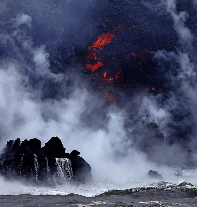 Wenn heie Lava auf salziges Meereswasser trifft, entstehen gefhrliche Dmpfe.   | Foto: AFP