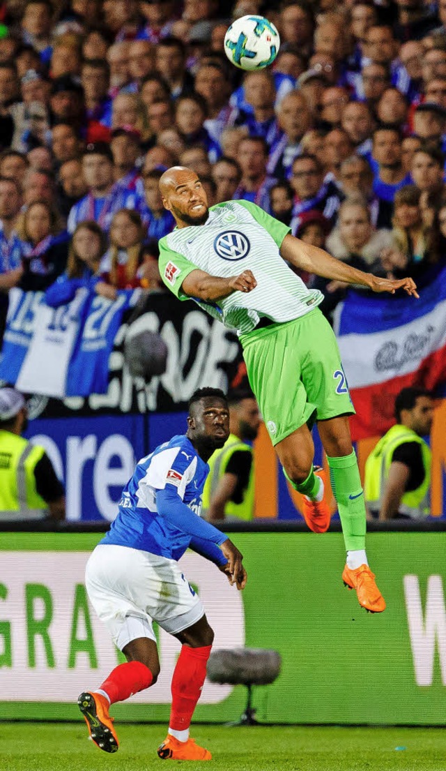 Der VfL Wolfsburg bleibt oben: John An...ell mit dem Kieler Kingsley Schindler.  | Foto: dpa