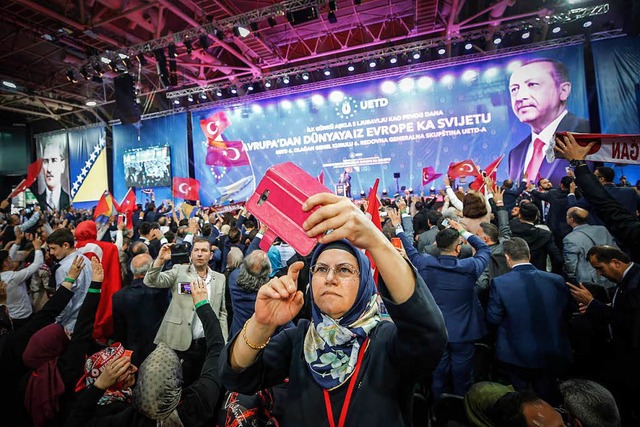Eine Frau macht in Sarajevo ein Selfie mit Erdogans Abbild.   | Foto: AFP