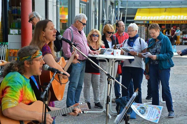 Kommt gut an: Das BZ-Mitsingkonzert mit Tina &amp; Jo auf dem Marktplatz.  | Foto: Barbara Ruda