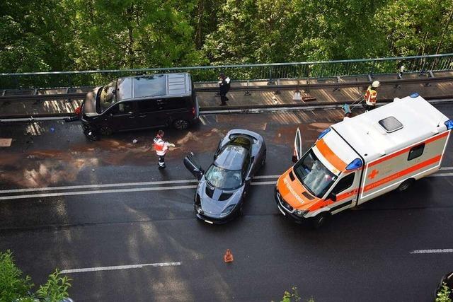 Lotus rammt Kleinbus auf der B31 – vier Leichtverletzte
