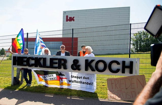 Demonstranten protestieren am Firmensi...kar ber Kassel bis nach Berlin fhrt.  | Foto: dpa