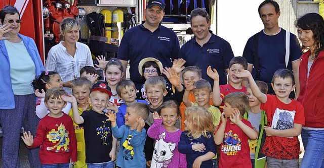 <BZ-FotoAnlauf>Feuerwehr Hg-Ehrsberg: </BZ-FotoAnlauf>Kiga-Kinder sagen Danke.  | Foto: Rmmele