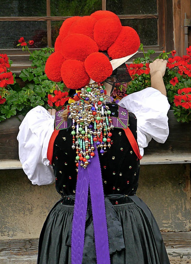 Zwei Gutacher Bollenhuttrgerinnen sin...tag auf dem Museumsgelnde unterwegs.   | Foto: Wendelinus Wurth