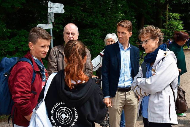 Beim Rundgang  hrten sich Brgermeist...er  die Meinungen der Jugendlichen an.  | Foto: Andrea Steinhart