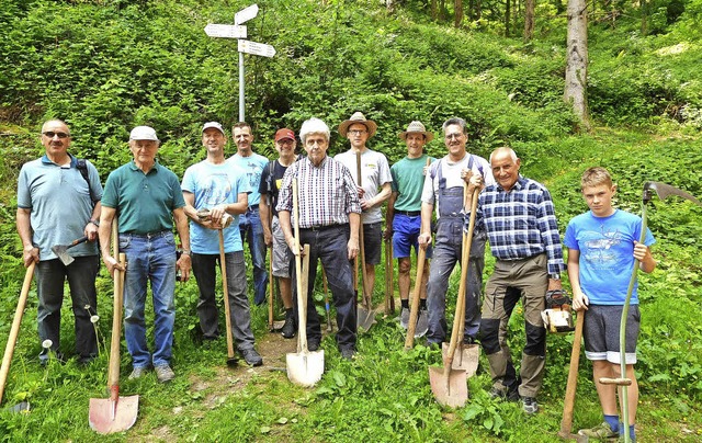 Aktive von Schwarzwaldverein und Radfahrverein nach getaner, gemeinsamer Arbeit   | Foto: Privat