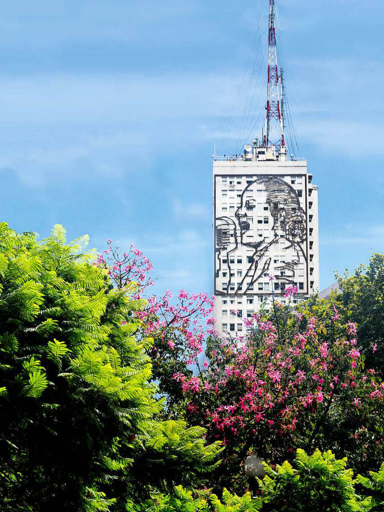Kult: Evita berlebensgro an einer Hochhausfassade