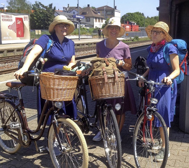 Bester Laune unternahmen Bettina Rthe...e Fahrradtour in historischem Outfit.   | Foto: Privat