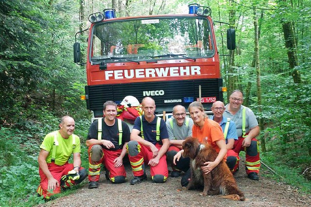 Die Feuerwehr Bad Sckingen trat nach dem Einsatz zum Gruppenbild mit Hund an.  | Foto: Felix Held
