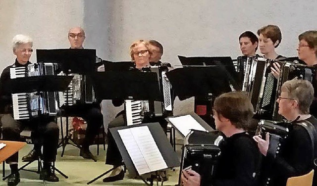 Das Akkordeonorchester beim Konzert in der Stadtkirche   | Foto: Verein