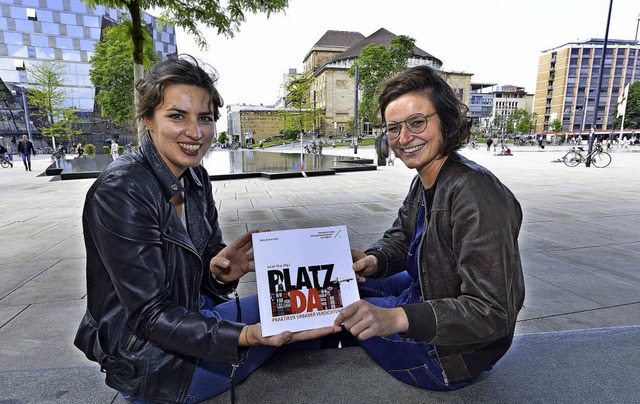 Raffaela Grimm (links) und Katharina Roeb auf dem Platz der Alten Synagoge  | Foto: Michael Bamberger