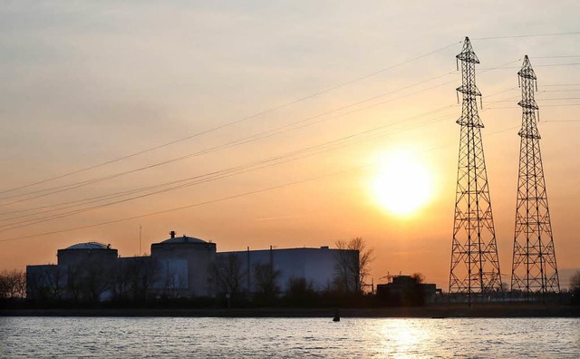 Sonnenuntergang ber dem Atomkraftwerk Fessenheim im Elsass.  | Foto: dpa