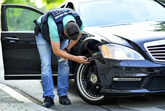 Auf der Suche nach Auto-Posern kontrolliert ein Polizist ein Fahrzeug.   | Foto: DPA