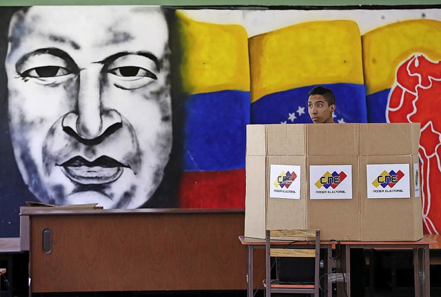 Wahl in Venezuela: Auf dem Gemlde im ...erstorbene Prsident  Chavez zu sehen.  | Foto: DPA