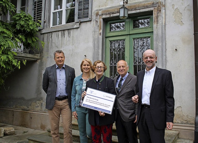 Symbolische Frdermittelbergabe (von ..., Lotto-Regionaldirektor Bodo Schffel  | Foto: Hanna Schreiner