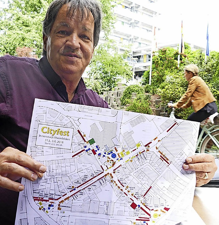 Dieter Maier mit dem Plan für das 13. Cityfest   | Foto: Ralf H. Dorweiler