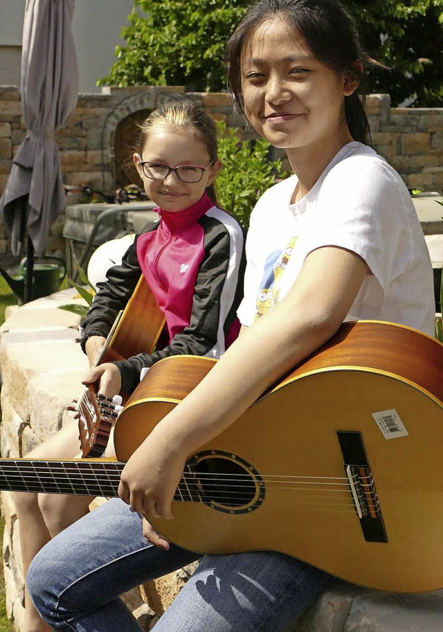 Anna Krger mit ihrer Gastschwester Zi... beim Gitarrespielen zu Hause in Reute  | Foto: Annika Sindlinger