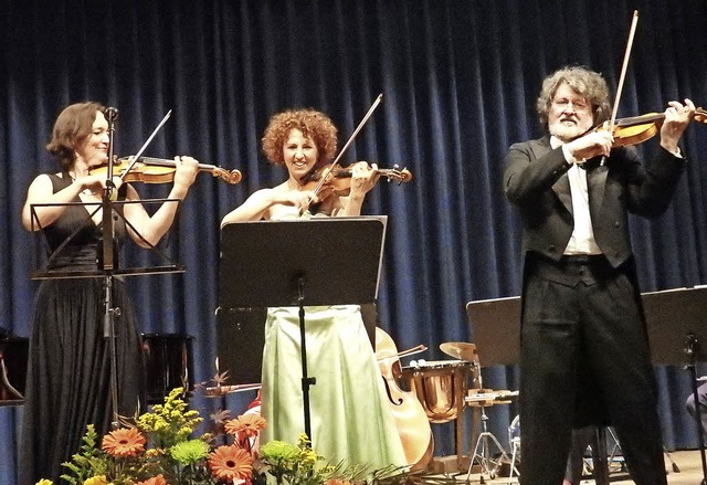 Beim Konzert von und fr Tibor Szts b...r anderem mit einem ungarischen Lied.   | Foto: Bianca Flier