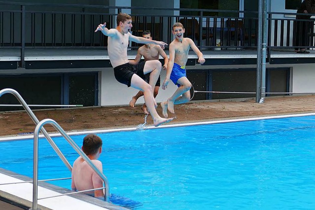 Jugendliche freuen sich ber den Sprung in das etwas wrmere Wasser.  | Foto: Lena Roser