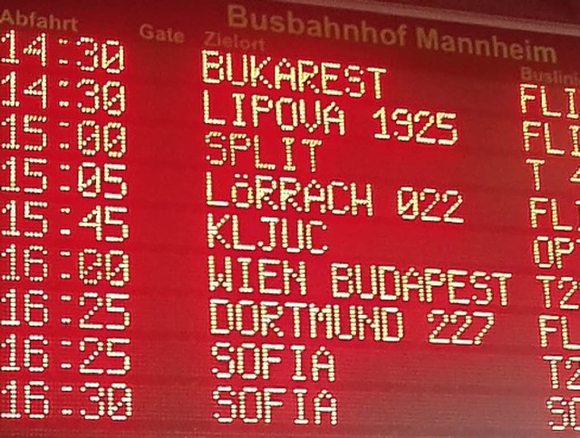 Die Abfahrtszeiten auf dem Busbahnhof ...ines der Reiseziele neben Grostdten.  | Foto: Peter Gerigk