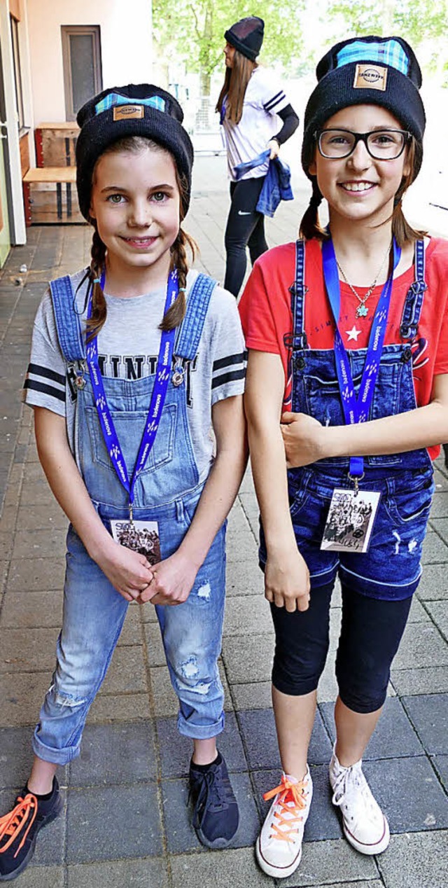 Die Tnzerinnen Mathilda (links) und M...alijani organisierte den Wettbewerb.    | Foto: Lea Schnattinger