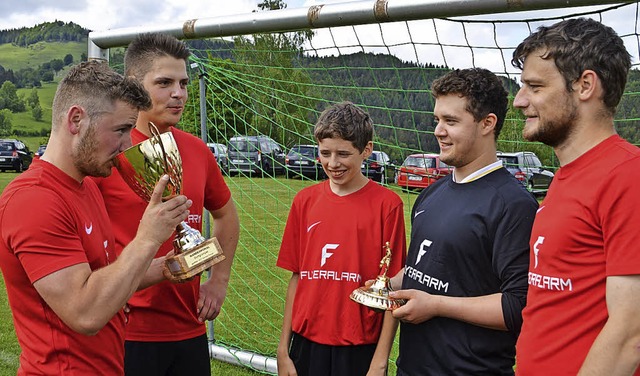 Ein krftiger Schluck aus dem Sieger-Pokal fr die Gewinner aus Entenschwand.   | Foto: Paul Berger