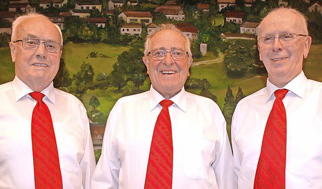 Vorsitzender Rainer Oeschger (von rechts) ehrt Werner Kessler und Rolf Wetzel   | Foto: Petra Wunderle