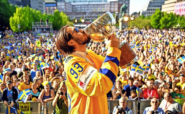 Mika Zibanejad, Spieler der schwedisch...fang vor tausenden Fans in Stockholm.   | Foto: DPA