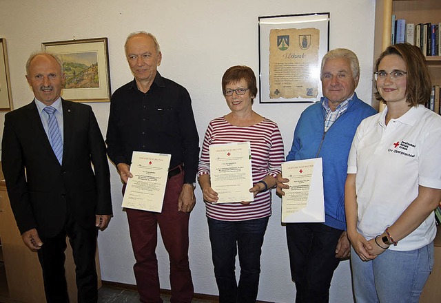 Ortsvorsteher Franz Burger (links) und...ann und Christian Holzer (von links).   | Foto: Roland Gutjahr