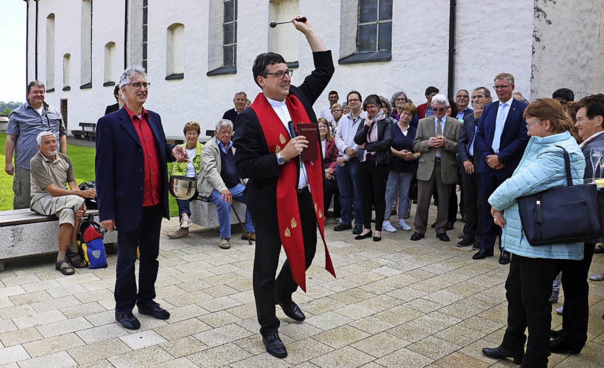 Pfarrer Karlheinz Klger segnet nach d...sdienst den neugestalteten Kirchplatz.  | Foto: Christa Rinklin