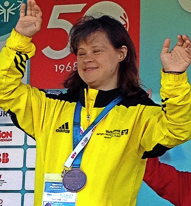 Barbara Bhler mit ihrer Bronzemedaille bei den Special Olympics in Kiel.   | Foto: privat
