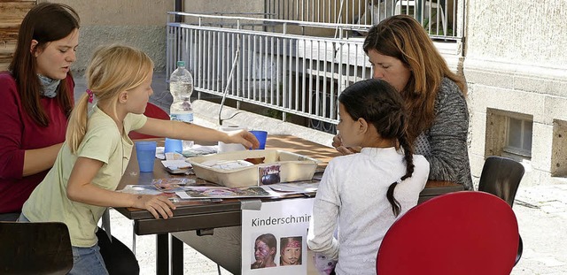 An einer Station wurde beim Schulfest ...hule  auch Kinderschminken angeboten.   | Foto: Saskia Rohleder